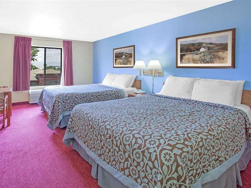 Days Inn By Wyndham Madison Ne/Windsor Zewnętrze zdjęcie
