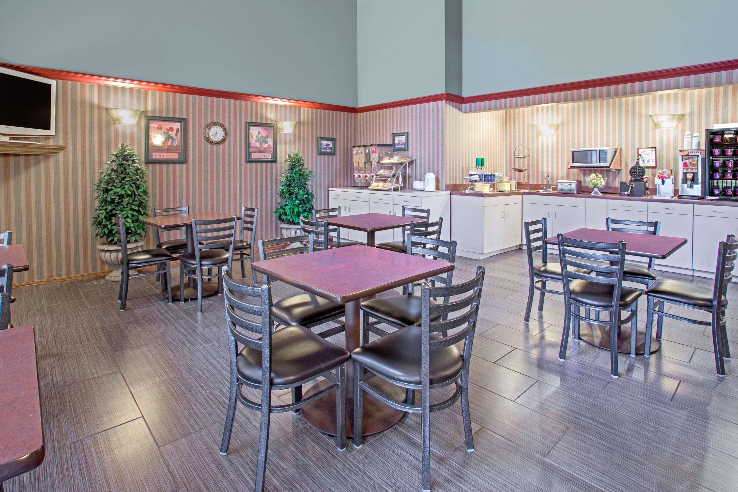 Days Inn By Wyndham Madison Ne/Windsor Zewnętrze zdjęcie